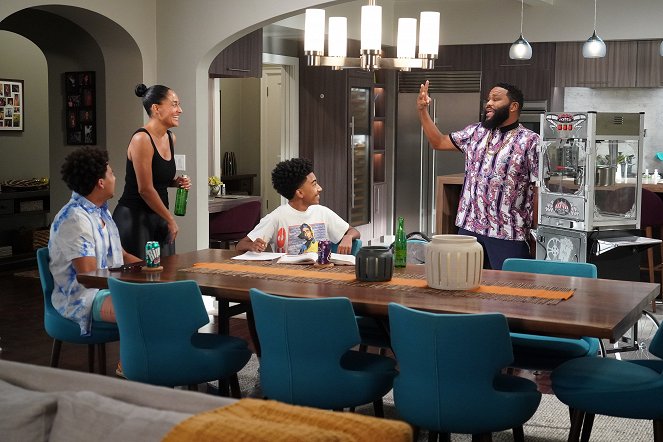 Black-ish - Black-Out - Photos - Marcus Scribner, Tracee Ellis Ross, Miles Brown, Anthony Anderson