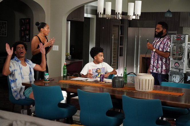 Black-ish - Black-Out - Photos - Marcus Scribner, Tracee Ellis Ross, Miles Brown, Anthony Anderson