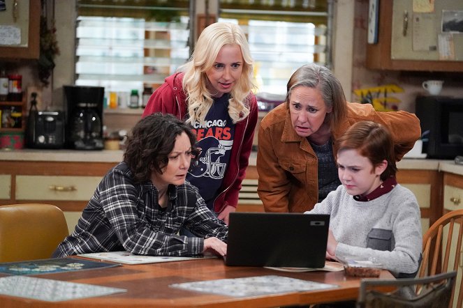 The Conners - Young Love, Old Lions and Middle-Aged Hyenas - Photos - Sara Gilbert, Alicia Goranson, Laurie Metcalf, Ames McNamara