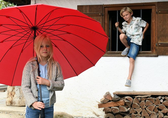 Frühling - Mit Regenschirmen fliegen - Filmfotos - Nele Richter, Arian Wegener