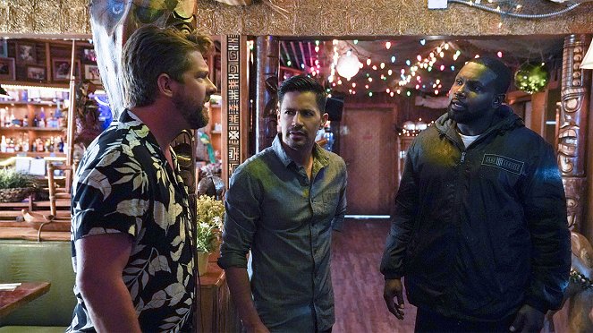 Magnum P.I. - The Day Danger Walked In - Z filmu - Zachary Knighton, Jay Hernandez, Rayan Lawrence
