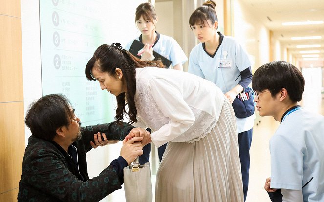 Unsung Cinderella: Byoin Yakuzaishi no Shohosen - Episode 4 - Photos - Nanase Nishino, 石原さとみ, Kai Inowaki