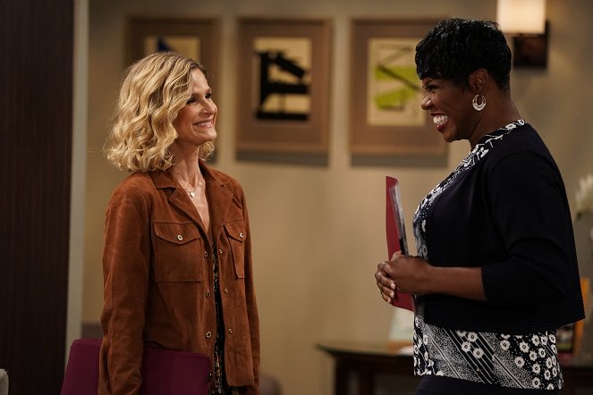 Call Your Mother - New Car, New Job, New Jean - Do filme - Kyra Sedgwick, Ta'Rhonda Jones