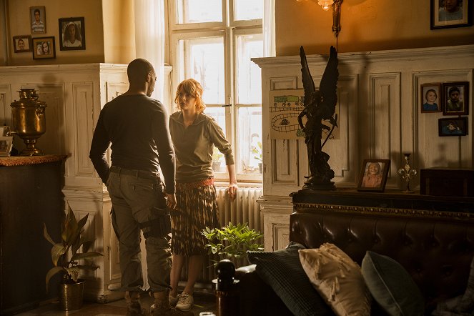 Outside the Wire - Filmfotos - Emily Beecham