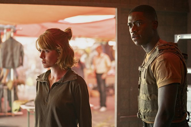 Za čárou - Z filmu - Emily Beecham, Damson Idris