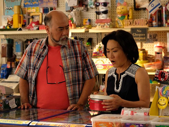 La tienda de los Kim - Season 2 - Buenos vecinos - De la película - Paul Sun-Hyung Lee, Jean Yoon