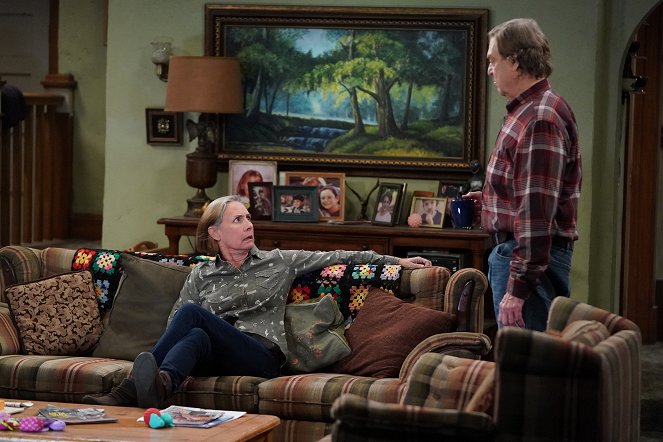 The Conners - Season 3 - Who Are Bosses, Boats and Eckhart Tolle? - Photos - Laurie Metcalf, John Goodman