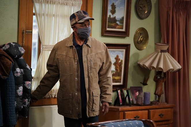 The Conners - Season 3 - Who Are Bosses, Boats and Eckhart Tolle? - Photos