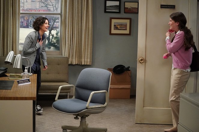 The Conners - Who Are Bosses, Boats and Eckhart Tolle? - Photos - Sara Gilbert, Emma Kenney