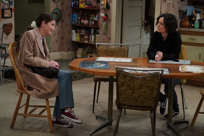 The Conners - Season 3 - Who Are Bosses, Boats and Eckhart Tolle? - Van film - Sara Gilbert
