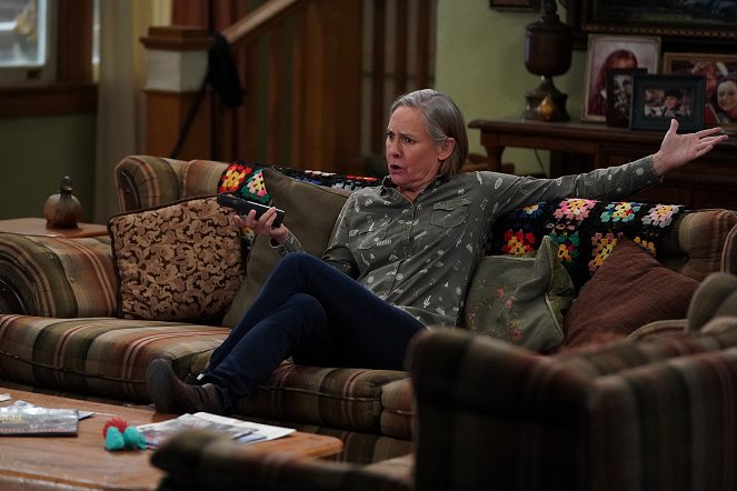 The Conners - Season 3 - Who Are Bosses, Boats and Eckhart Tolle? - Van film - Laurie Metcalf