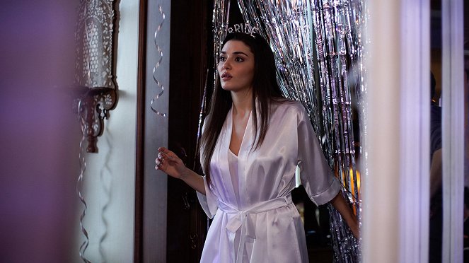 You Knock on My Door - Season 1 - Episode 28 - Photos - Hande Erçel