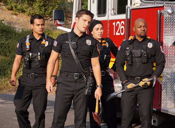 911-Texas - Season 2 - Vissza a nyeregbe - Filmfotók - Julian Works, Ronen Rubinstein, Natacha Karam, Brian Michael Smith