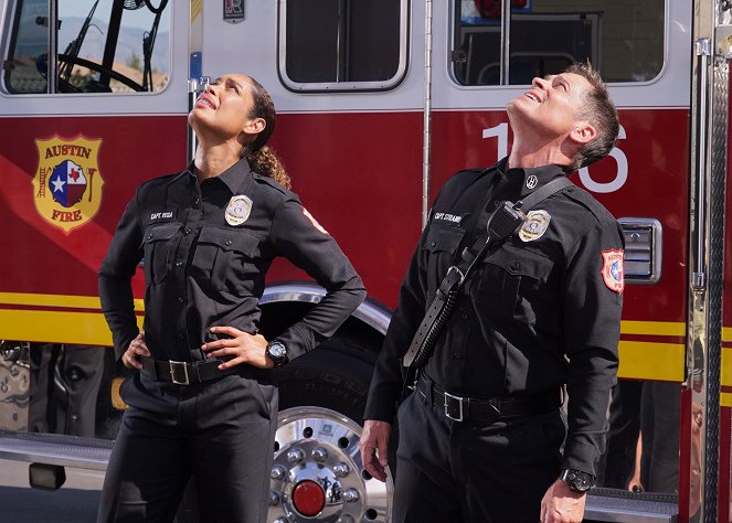 9-1-1: Lone Star - Season 2 - Back in the Saddle - Photos - Gina Torres, Rob Lowe