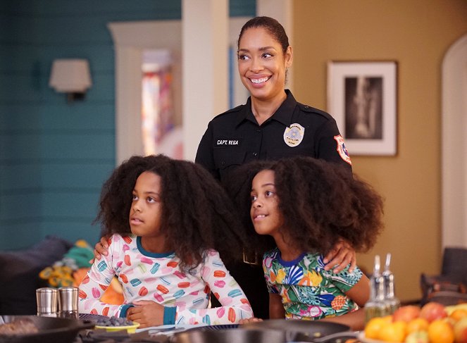 9-1-1: Lone Star - Back in the Saddle - Photos - Gina Torres