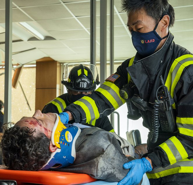 911 L.A. - Season 4 - Az új abnormalitás - Filmfotók - Kenneth Choi