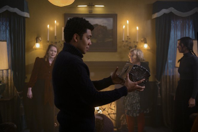 Chilling Adventures of Sabrina - Chapter Thirty-Six: At the Mountains of Madness - Photos - Miranda Otto, Chance Perdomo, Lucy Davis, Adeline Rudolph