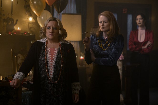 Chilling Adventures of Sabrina - Chapter Thirty-Six: At the Mountains of Madness - Photos - Lucy Davis, Miranda Otto, Adeline Rudolph