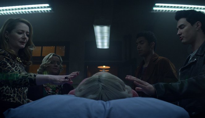 Chilling Adventures of Sabrina - Chapter Thirty-Six: At the Mountains of Madness - Photos - Miranda Otto, Lucy Davis, Chance Perdomo, Gavin Leatherwood