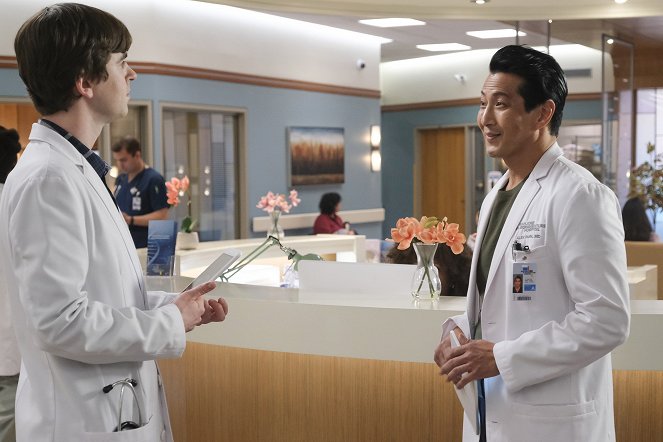 The Good Doctor - Irresponsible Salad Bar Practices - Photos - Freddie Highmore, Will Yun Lee