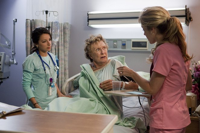 Hawthorne - Season 1 - Healing Time - Photos - Vanessa Lengies, Cloris Leachman