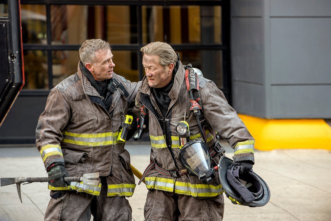 Chicago Fire - Szczęśliwy dzień - Z filmu - David Eigenberg, Christian Stolte