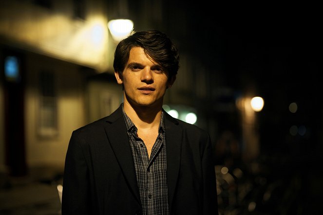 A Discovery of Witches - Episode 4 - Van film - Edward Bluemel