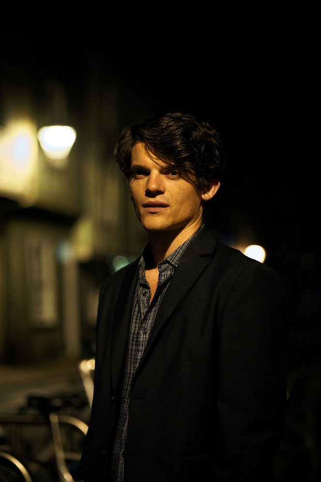 A Discovery of Witches - Season 2 - Blutrausch - Filmfotos - Edward Bluemel