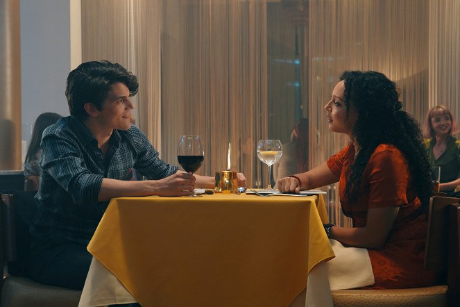 A Discovery of Witches - Blutrausch - Filmfotos - Edward Bluemel, Adelle Leonce