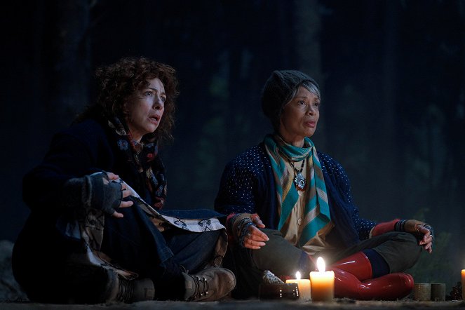 A Discovery of Witches - Episode 8 - Photos - Alex Kingston, Valarie Pettiford