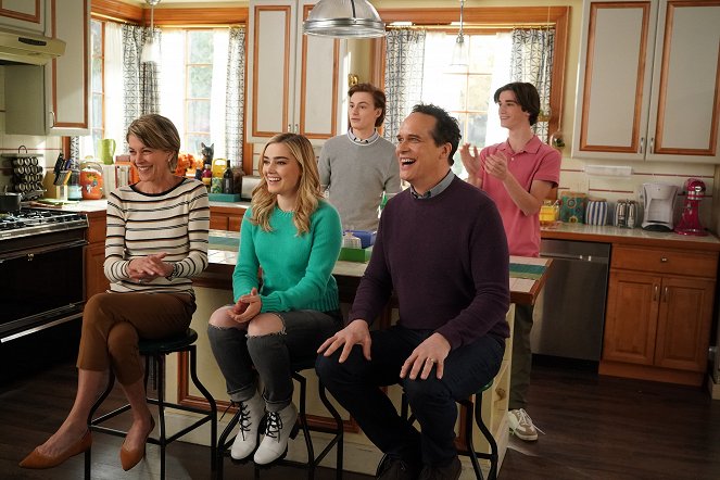 American Housewife - Season 5 - Getting Frank with the Ottos - Photos - Wendie Malick, Meg Donnelly, Logan Pepper, Diedrich Bader, Daniel DiMaggio
