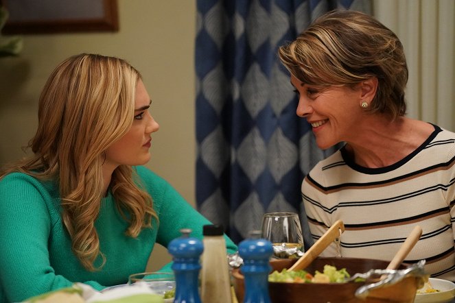 American Housewife - Season 5 - Getting Frank with the Ottos - Photos - Meg Donnelly, Wendie Malick