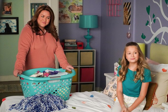 American Housewife - Season 5 - Getting Frank with the Ottos - Photos - Katy Mixon, Giselle Eisenberg