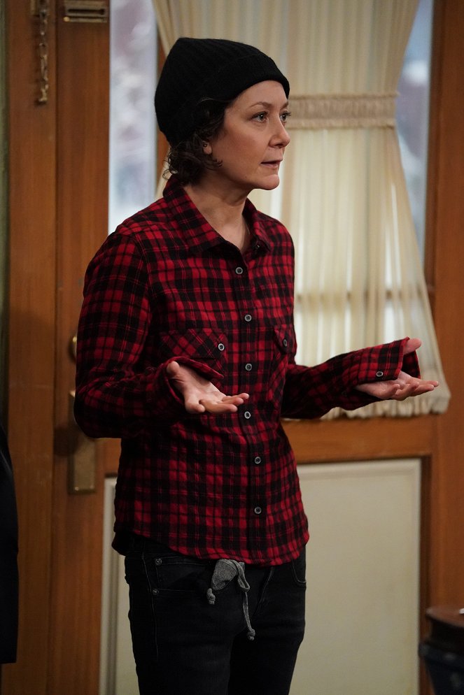 The Conners - Season 3 - Panic Attacks, Hardware Store and Big Mouth Billy Bass - Photos - Sara Gilbert