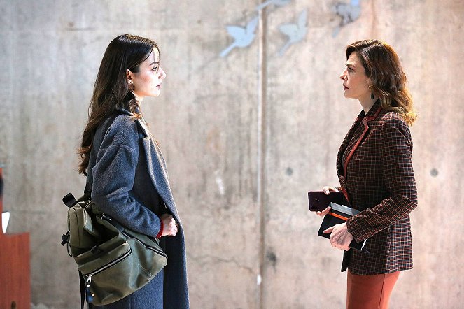 Everybody Lies - Paramparça - Photos - Damla Colbay, Ebru Özkan Saban