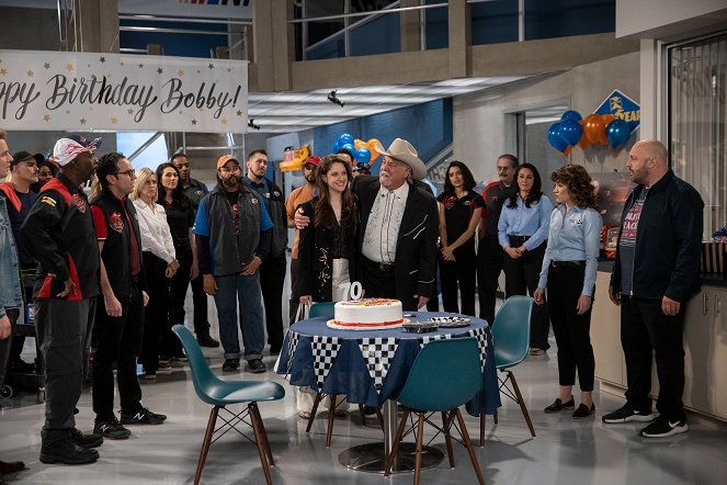 The Crew - I Guess That Cake Did Need to Be Refrigerated - Van film - Gary Anthony Williams, Dan Ahdoot, Jillian Mueller, Bruce McGill, Sarah Stiles, Kevin James