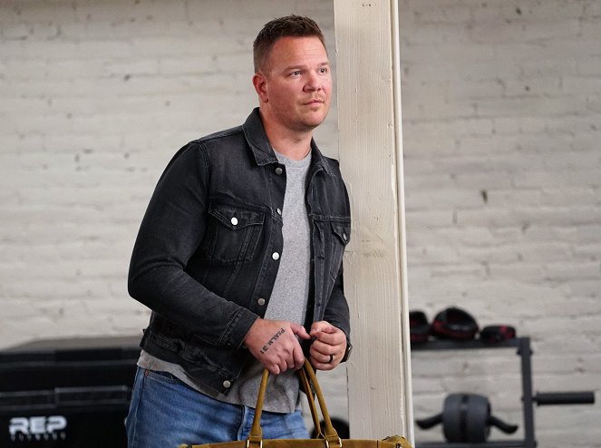 9-1-1: Lone Star - Friends with Benefits - Photos - Jim Parrack