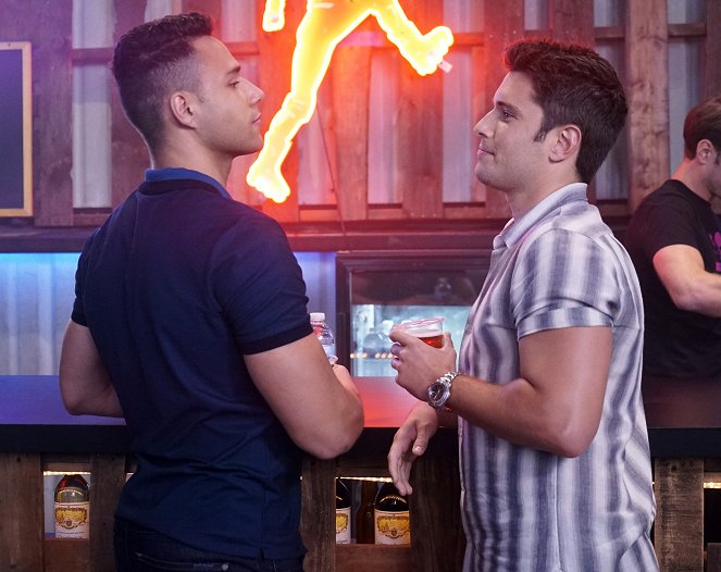 9-1-1: Lone Star - Season 2 - Friends with Benefits - Photos - Rafael L. Silva, Ronen Rubinstein