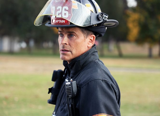 911-Texas - Season 2 - Nehéz beszélgetések - Filmfotók - Rob Lowe