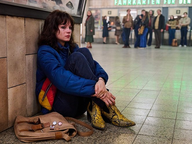 Tyttö metroasemalta Bahnhof Zoo - Aamunkoitto - Kuvat elokuvasta - Jana McKinnon