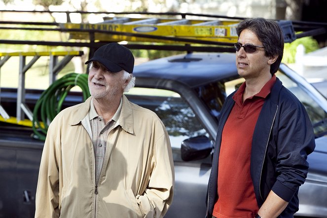 Men of a Certain Age - Father's Fraternity - Filmfotos - Robert Loggia, Ray Romano