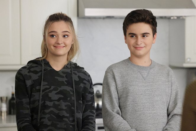 A Million Little Things - Non-Essential - Photos - Lizzy Greene, Chance Hurstfield