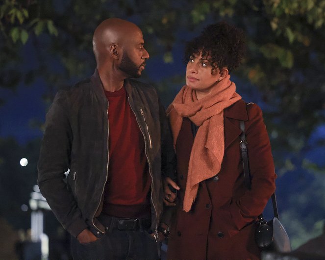 A Million Little Things - Non-Essential - Filmfotók - Romany Malco, Christina Moses