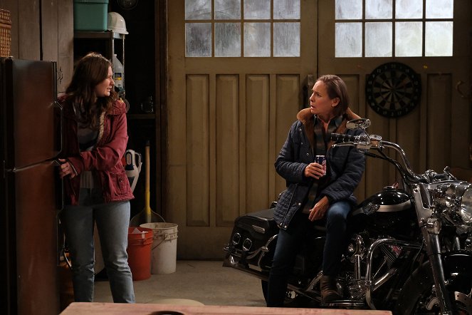The Conners - A Stomach Ache, a Heartbreak and a Grave Mistake - Z filmu - Emma Kenney, Laurie Metcalf