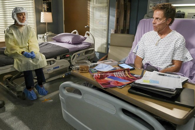 Grey's Anatomy - Season 17 - Helplessly Hoping - Photos - Kim Raver, Greg Germann