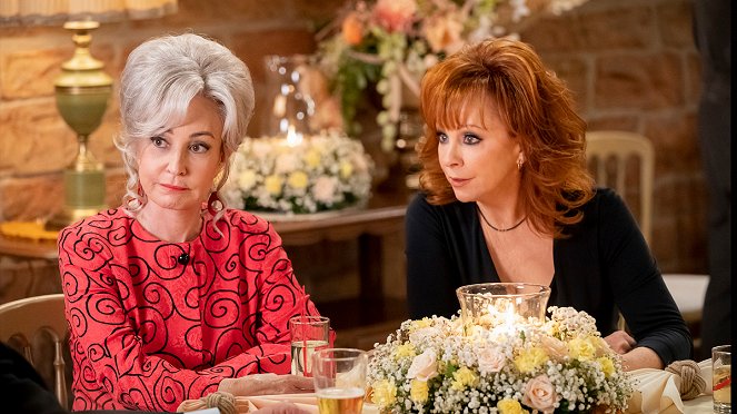 Young Sheldon - Crappy Frozen Ice Cream and an Organ Grinder's Monkey - Photos - Annie Potts, Reba McEntire