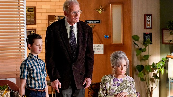 Young Sheldon - An Existential Crisis and a Bear That Makes Bubbles - Photos - Iain Armitage, Ed Begley Jr., Annie Potts