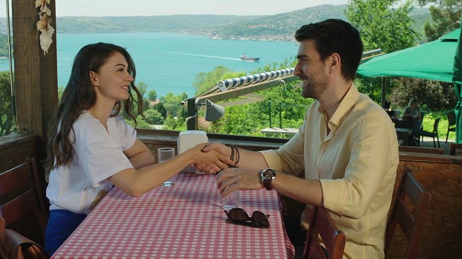 Afili Aşk - Episode 2 - Kuvat elokuvasta - Burcu Özberk, Çağlar Ertuğrul