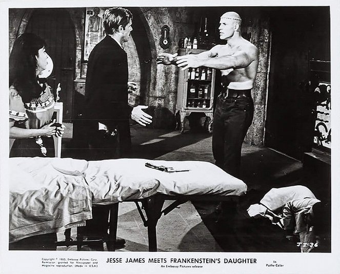 Jesse James Meets Frankenstein's Daughter - Cartões lobby