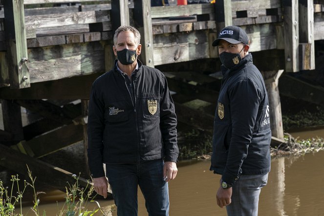 Agenci NCIS: Nowy Orlean - Into Thin Air - Z filmu - Scott Bakula, Charles Michael Davis